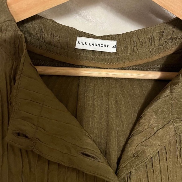 SILK LAUNDRY | Crinkle Collarless Shirt in Dark Earth - Picture 2 of 5